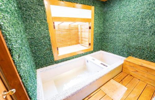 Liugui District Resort | Relax at Melon Shan Spa World with Pool and Hot Tub