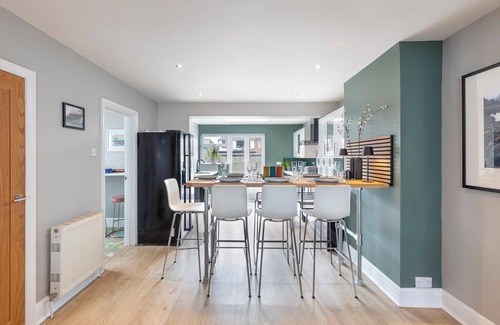 Portslade House | Melrose- Beautiful 4 bedroom home with parking