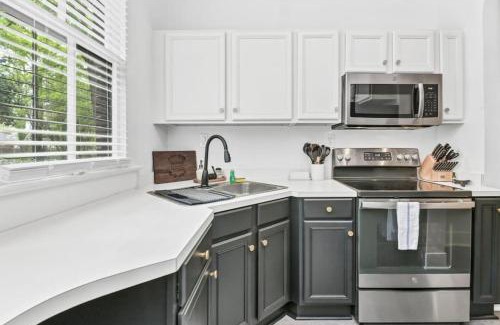 Columbia Apartment | Discover Melrose Heights: Stylish 3BR Retreat with 4 Stars