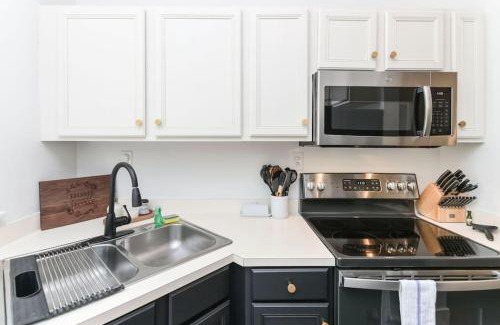 Columbia Apartment | Discover Melrose Heights: Stylish 3BR Retreat with 4 Stars
