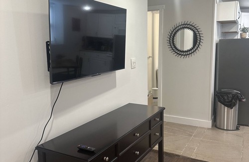 Oak Lane - East Oak Lane Apartment | Melrose Place: Guest Rated 10/10 with Spa and Hot Tub