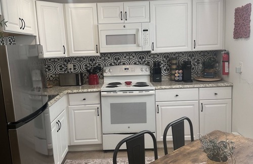 Oak Lane - East Oak Lane Apartment | Melrose Place: Guest Rated 10/10 with Spa and Hot Tub