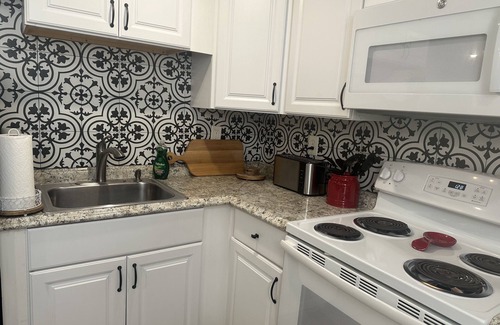 Oak Lane - East Oak Lane Apartment | Melrose Place: Guest Rated 10/10 with Spa and Hot Tub