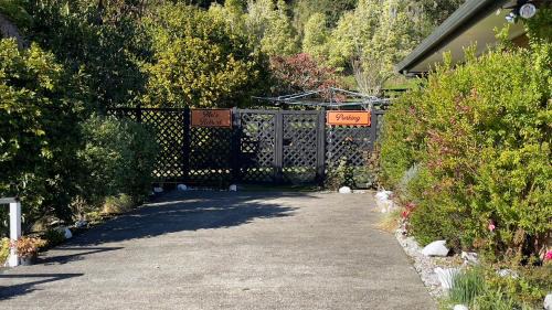 Te Kuiti House | Oceanfront Mels Retreat: Guest Rated 9/10 with Hot Tub