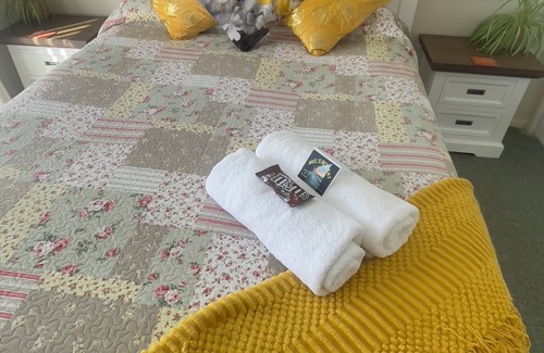 Te Kuiti Bed & Breakfast | Experience Mel’s Retreat: Pool, Breakfast & Family-Friendly