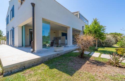 Syracuse Villa | Discover Melus Maris: Family-Friendly Retreat with Pool