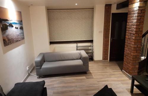 Manchester Villa | Family-Friendly Stay at Melverley House: Great Reviews Await