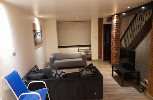 Manchester Villa | Family-Friendly Stay at Melverley House: Great Reviews Await