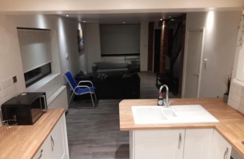 Manchester Villa | Family-Friendly Stay at Melverley House: Great Reviews Await