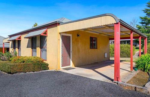 Calare Apartment | Family-Friendly Melview Greens - Two-Bedroom Retreat