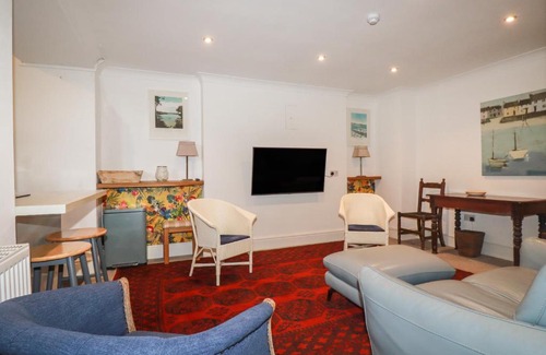 Maenporth Apartment | Discover Melvill Lower Deck: Pet-Friendly 4-Star Retreat