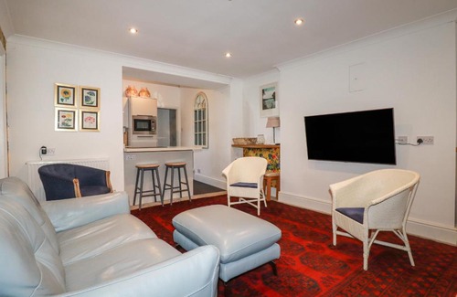 Maenporth Apartment | Discover Melvill Lower Deck: Pet-Friendly 4-Star Retreat