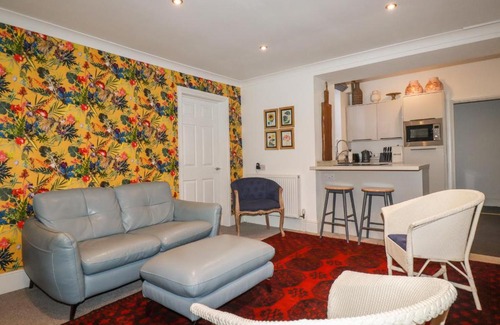 Maenporth Apartment | Discover Melvill Lower Deck: Pet-Friendly 4-Star Retreat