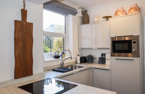Maenporth Apartment | Discover Melvill Lower Deck: Pet-Friendly 4-Star Retreat