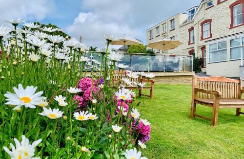 Maenporth Hotel | Oceanfront Membly Hall Hotel with Pool & Hot Tub Retreat