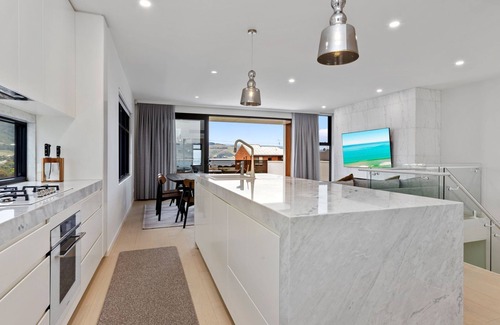 Apollo Bay House | Memishi: Oceanfront Retreat with Family-Friendly Amenities