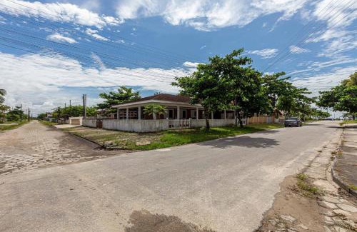 Pontal do Parana House | Beachside Retreat: Close to Ilha do Mel & Pet Friendly