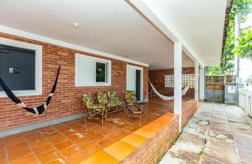 Pontal do Parana House | Beachside Retreat: Close to Ilha do Mel & Pet Friendly
