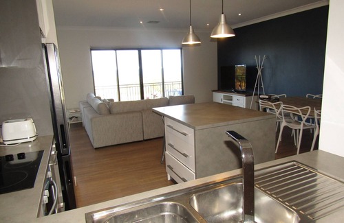 Tiddy Widdy Beach House | Memories by the Sea - Prime Esplanade with Ocean Views