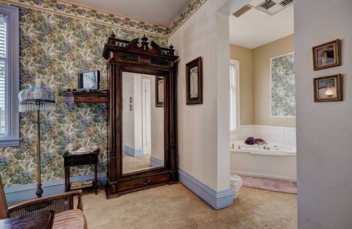Midtown Bed & Breakfast | Inviting Memory Cove Skylight with Family-Friendly Amenities
