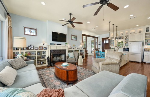 Briarcliff House | 'Memory Lane' -Hot Tub! Lg Yard/ Mins to Marina!