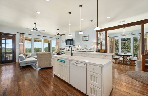 Briarcliff House | 'Memory Lane' -Hot Tub! Lg Yard/ Mins to Marina!