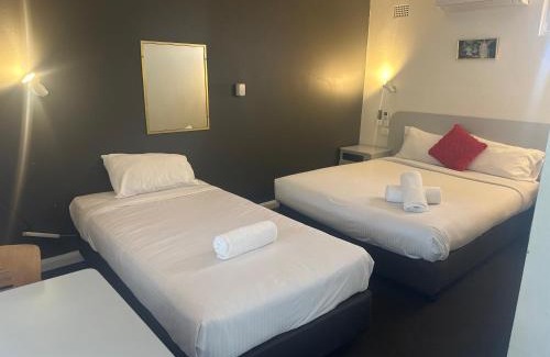 Parkes Hotel | Pet-Friendly Memphis Motor Inn with Pool and Ocean Views