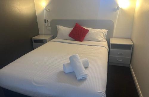Parkes Hotel | Pet-Friendly Memphis Motor Inn with Pool and Ocean Views