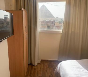 Al Haram House | Unforgettable Memphis Pyramids View with Family-Friendly Dining