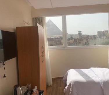 Al Haram House | Unforgettable Memphis Pyramids View with Family-Friendly Dining