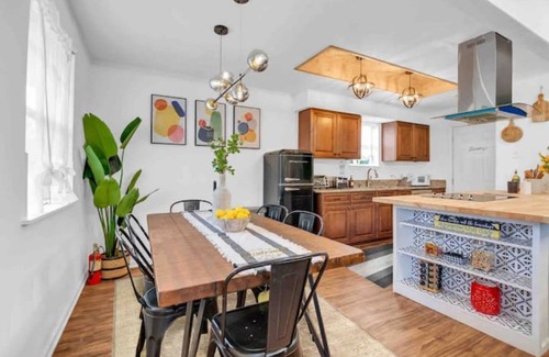 Westbury House | Family-Friendly Memphis Space City Oasis with Pool & Breakfast