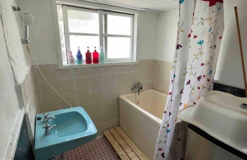 Gushi Apartment | Exclusive MEMS Stay: Convenient Parking & Close to Airport