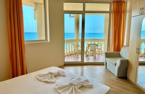 Elenite Hotel | Relaxing Getaway at Menada Atrium Apartments with Pool