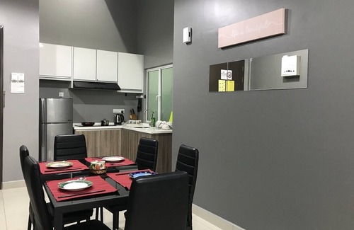 Kampung Kuchai Apartment | Discover Menara Majestic Ipoh: Garden Oasis with Pool