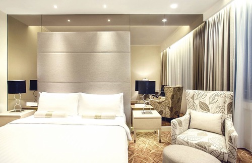 Palmerah Hotel | Discover Menara Peninsula Hotel Jakarta: Family-Friendly Retreat