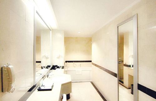 Palmerah Hotel | Discover Menara Peninsula Hotel Jakarta: Family-Friendly Retreat