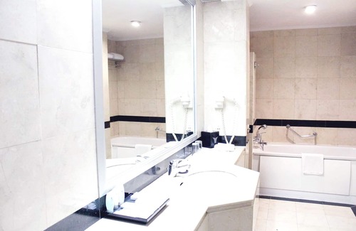 Palmerah Hotel | Discover Menara Peninsula Hotel Jakarta: Family-Friendly Retreat