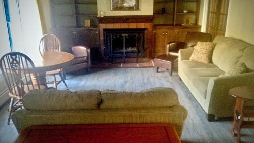 Mendenhaven House | Inviting Mendenhall Private Room with Breakfast Included