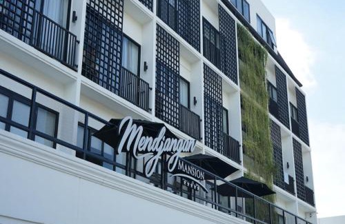 Tendean House | Family-Friendly Mendjangan Mansion with Kitchen Amenities