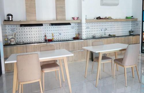 Tendean House | Family-Friendly Mendjangan Mansion with Kitchen Amenities