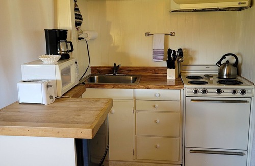 Mendocino Apartment | Cozy Mendocino Garden Studio #1 with Full Kitchen Amenities