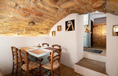 Monemvasia House | Discover Menexes Suites: Family-Friendly Retreat in Monemvasia