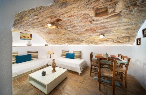 Monemvasia House | Discover Menexes Suites: Family-Friendly Retreat in Monemvasia