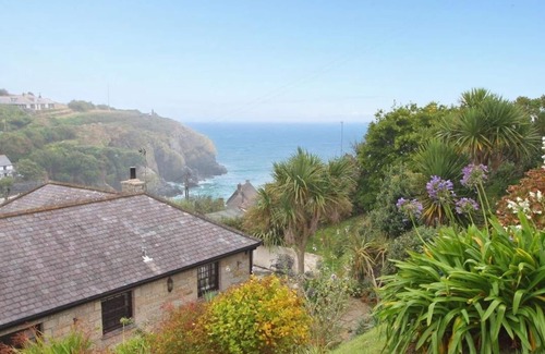 Cadgwith House | Pet-Friendly Mengarth: Relaxing Cottage Retreat in Cadgwith