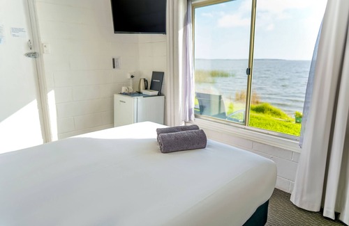 Bonney Hotel | Budget-Friendly Meningie's Waterfront Motel with Family Amenities
