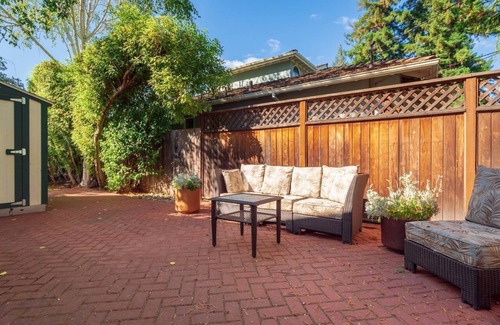 Allied Arts Cottage | Inviting Menlo Park Cottage with Breakfast & Family Amenities