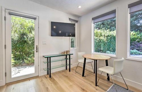 Linfield Oaks Apartment | Discover Menlo Park Studio Near Stanford with Spa Access