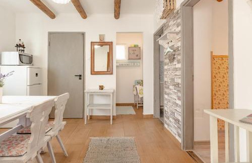 Zsorifurdo Apartment | Discover Menta Apartman: Family-Friendly with Breakfast