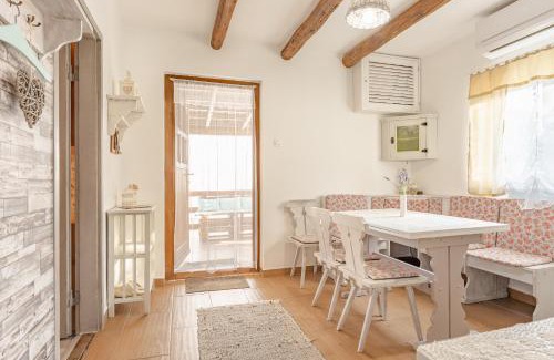 Zsorifurdo Apartment | Discover Menta Apartman: Family-Friendly with Breakfast