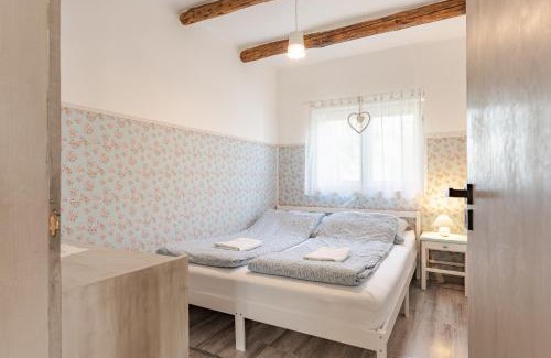 Zsorifurdo Apartment | Discover Menta Apartman: Family-Friendly with Breakfast